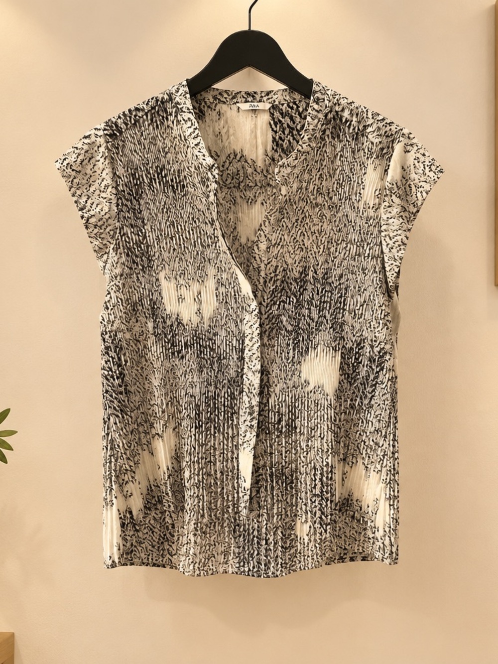 Milano Black & White Abstract V-Neck Cap-Sleeve Blouse